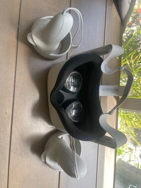 Oculus white standalone VR headset with white controllers and black face gasket